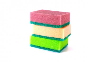 Beyaz arka plan üzerinde izole renkli mutfak süngerler