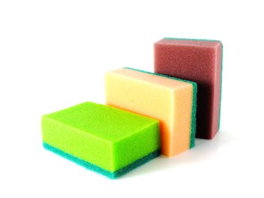 Beyaz arka plan üzerinde izole renkli mutfak süngerler