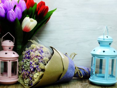 mum fenerler ve çiçekler buket ile ev dekorasyon