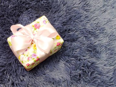 hediye kutusu alan arka plan ile mevcut