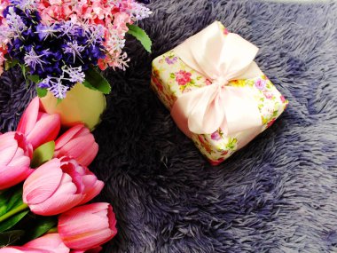 hediye kutusu ile yapay Lale çiçek buketi