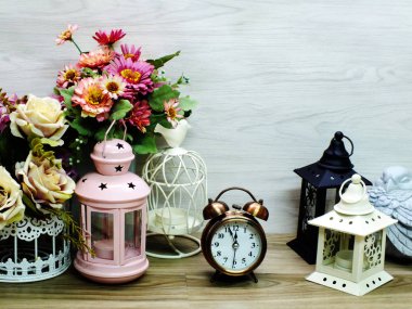 mum fenerler ve çiçekler buket ile ev dekorasyon