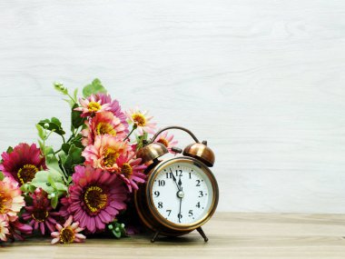 buket arka plan bahar çalar saat ile saat ve yapay çiçekler