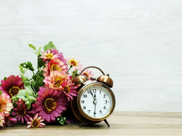 buket arka plan bahar çalar saat ile saat ve yapay çiçekler