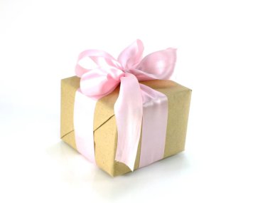 Beyaz arka plan üzerinde izole şerit yay ile geri dönüşümlü kağıt sarılmış hediye kutusu