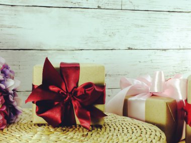 mevcut kutular kurdele ile süslenmiş ve güzel dekore edilmiş