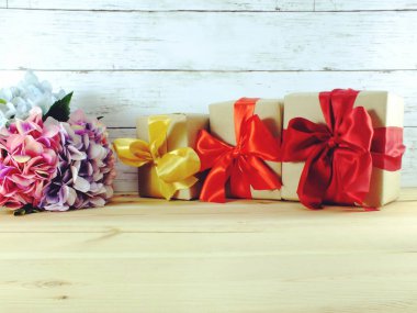 mevcut kutular kurdele ile süslenmiş ve güzel dekore edilmiş