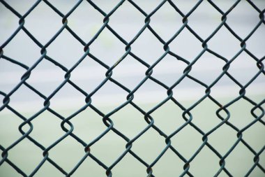 net ve çok sayıda sarı tenis topları ile yer Mahkemesi
