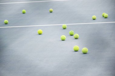 net ve çok sayıda sarı tenis topları ile yer Mahkemesi