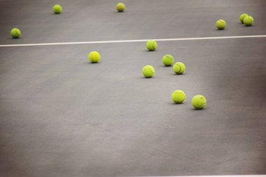 net ve çok sayıda sarı tenis topları ile yer Mahkemesi
