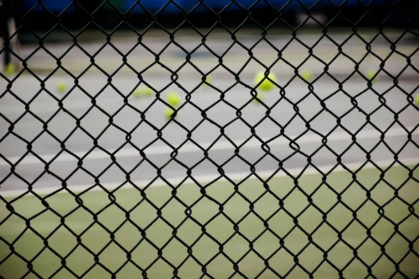 Cancha Baja Con Red Muchas Pelotas Tenis Amarillas — Foto de Stock