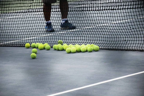 Cancha Baja Con Red Muchas Pelotas Tenis Amarillas — Foto de Stock