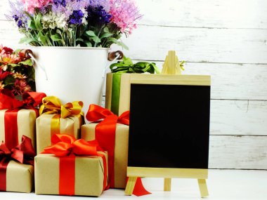 alan arka plan Sevgililer günü ve annenin gün kavramı arka plan ile kırmızı kurdele ile hediye kutusu