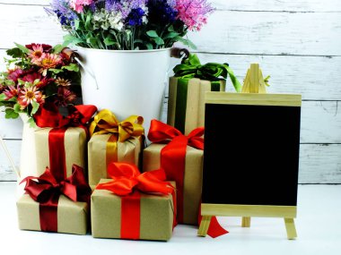 alan arka plan Sevgililer günü ve annenin gün kavramı arka plan ile kırmızı kurdele ile hediye kutusu