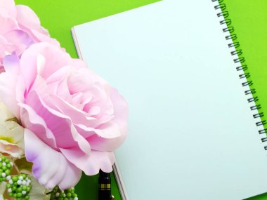 Açık not defteri ve güzel pembe Gül yapay çiçek buketi