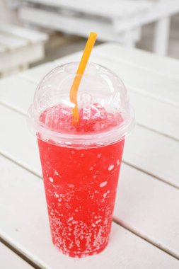 plastik bardak soda ile kırmızı su