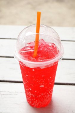 plastik bardak soda ile kırmızı su