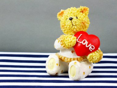 Kalp şekli güzel kahverengi ayıcık ve kırmızı