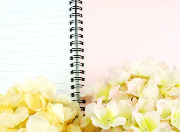 Prázdný List Poznámkového Bloku Krásné Hortenzie Umělé Květiny — Stock fotografie
