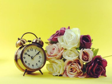 çalar saat ve yapay çiçek buketi filtre renk ile