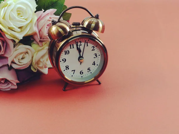 目覚まし時計とフィルター カラーの造花ブーケ — ストック写真
