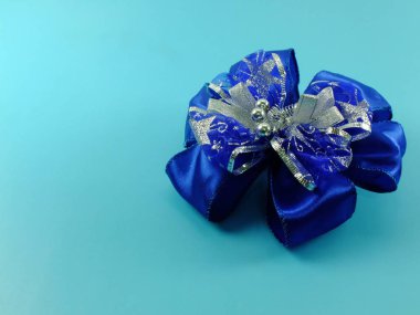 güzel mavi şerit yay üzerinde mavi arka plan izole