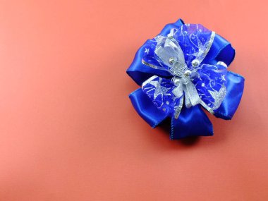 güzel mavi şerit yay, pembe arka plan izole