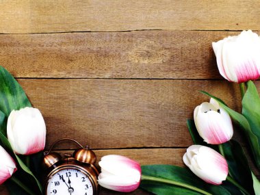 güzel ahşap zemin üzerine lale buketi ile çalar saat
