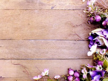 Mor gül yapay buket alanı filtre renk ahşap zemin üzerine olan