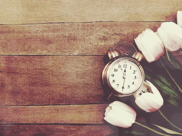 Wecker Mit Schönem Strauß Tulpen Auf Holzgrund — Stockfoto