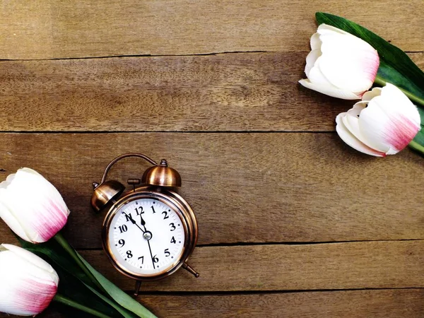 Wecker Mit Schönem Strauß Tulpen Auf Holzgrund — Stockfoto