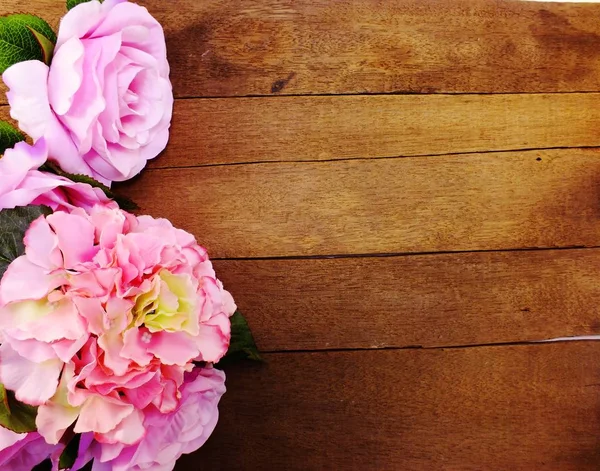 人造粉红色花人工花束与空间在木背景与过滤器颜色 — 图库照片