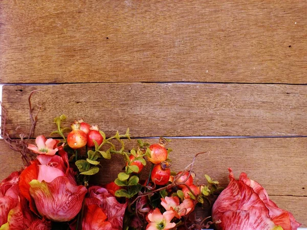 Rosas Vermelhas Buquê Artificial Com Espaço Fundo Madeira Com Cor — Fotografia de Stock