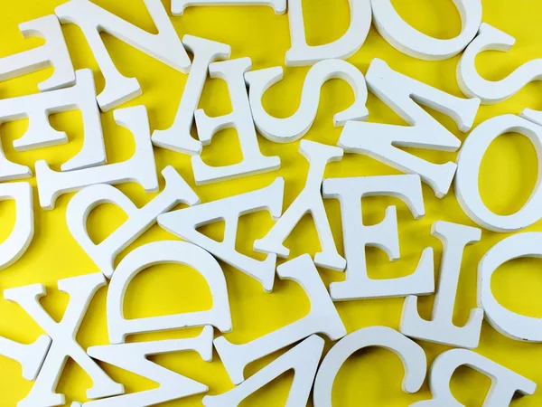 Aleatório Branco Alfabeto Madeira Letras Vista Superior Fundo Amarelo — Fotografia de Stock