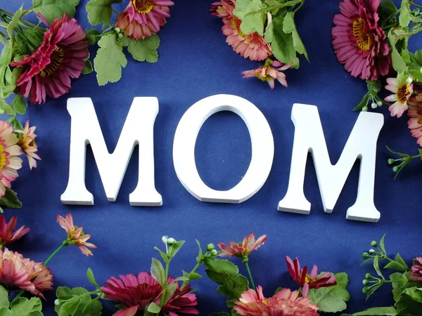 Ordet Text Mamma Och Blomma Bukett Med Utrymme Bakgrund Mödrar — Stockfoto