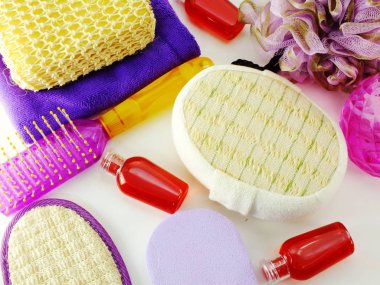 Spa aksesuarları şampuan sabun ve duş krem banyo ürünleri ile temizlik