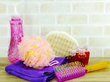 Spa aksesuarları şampuan sabun ve duş krem banyo ürünleri ile temizlik