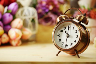 çalar saat ve uzay arka plan ile yapay çiçek buketi