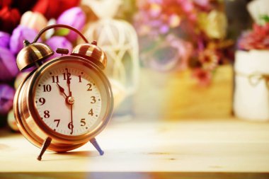 çalar saat ve yapay çiçek buketi filtre renk ile