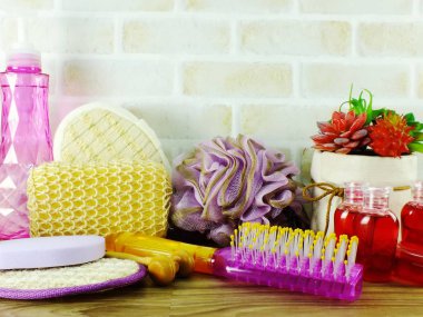 Spa aksesuarları şampuan sabun ve duş krem banyo ürünleri ile temizlik