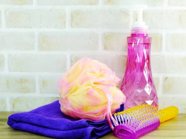 yumuşak banyo puf havlu ve duş aksesuarları ile yer arka plan kopyalama