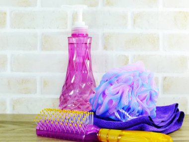 yumuşak banyo puf havlu ve duş aksesuarları ile yer arka plan kopyalama