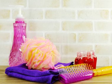 yumuşak banyo puf havlu ve duş aksesuarları ile yer arka plan kopyalama