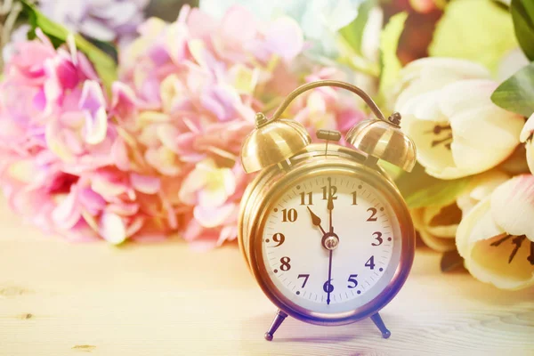 Çalar Saat Yapay Çiçek Buketi Filtre Renk Ile — Stok fotoğraf