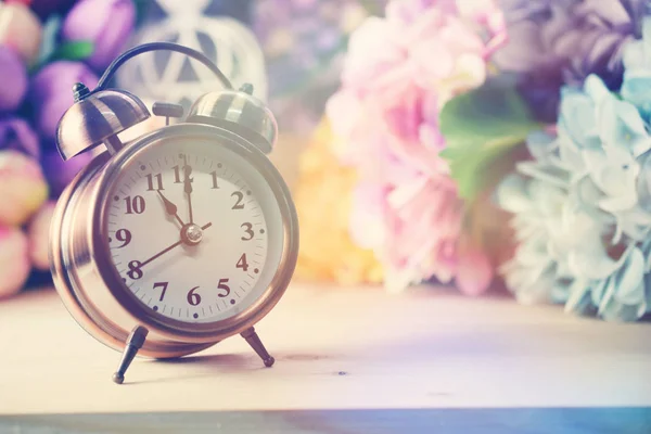 Väckarklocka Och Konstgjorda Blommor Bukett Med Filter Färg — Stockfoto