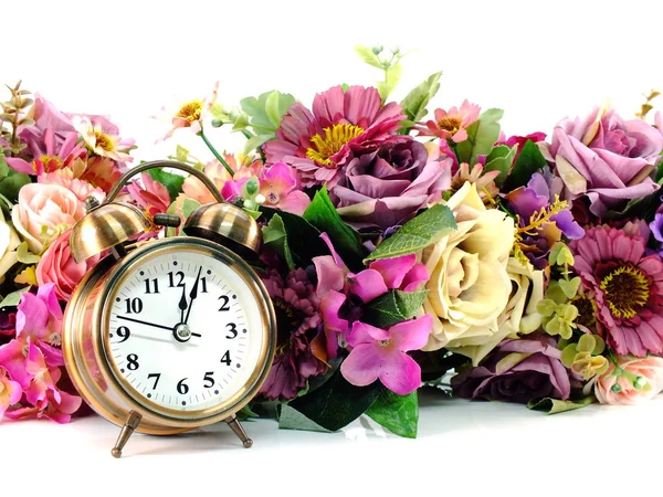 目覚まし時計と空間の背景が付いている人工花花束 — ストック写真