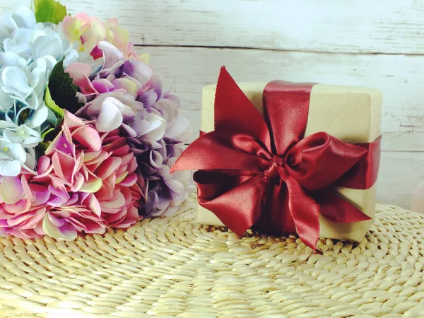 Lindo Buquê Flores Coloridas Decoradas Caixa Presente Presente Presente — Fotografia de Stock
