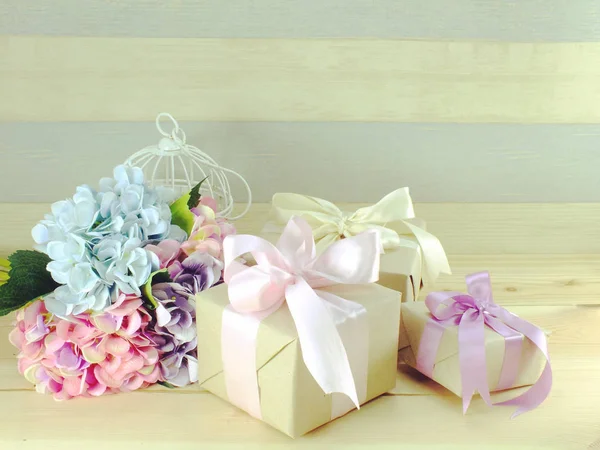 Lindo Buquê Flores Coloridas Decoradas Caixa Presente Presente Presente — Fotografia de Stock