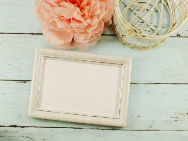 çiçek ve kuş kafesi dekor ile alan fotoğraf çerçevesi Üstten Görünüm