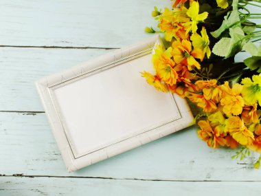 çiçek buketi ve kopya alan arka plan ile boş fotoğraf çerçevesi